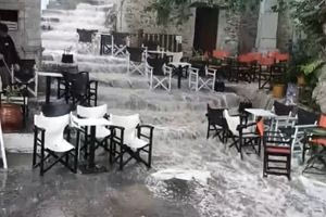 Άνοιξαν οι ουρανοί στη Βιάννο – Δείτε εντυπωσιακά βίντεο