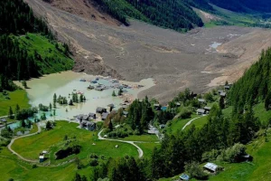 Ελβετικές Άλπεις: Κατάρρευση παγετώνα κατέστρεψε σχεδόν ολόκληρο χωριό