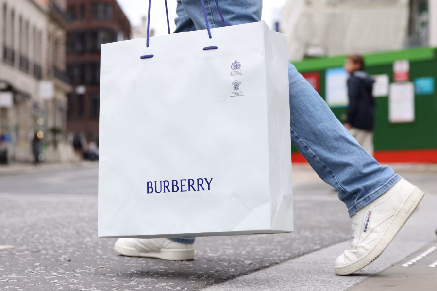 Burberry: Απολύει το 20% του εργατικού της δυναμικού παγκοσμίως