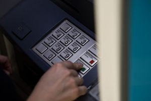 Τέλος οι κάρτες στα ΑΤΜ – Πώς θα κάνουμε αναλήψεις με τη νέα διαδικασία
