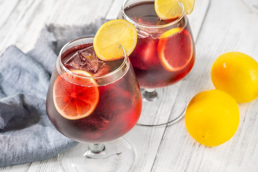 Δροσερά cocktail με βάση το κρασί που θα κλέψουν την παράσταση το καλοκαίρι