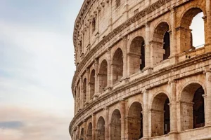 Ιταλία: 47χρονος καρφώθηκε σε κάγκελο του Κολοσσαίου και έχασε τις αισθήσεις του