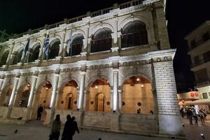 Ηράκλειο: Φωταγωγήθηκε η Λότζια για τον ΟΦΗ ενόψει τελικού