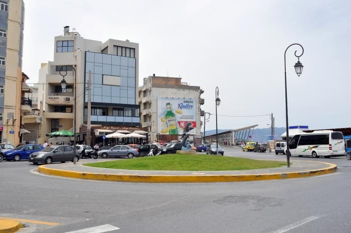 Ιδιοκτήτες ταξί: «Ο Δήμος δέχεται πιέσεις για την πλατεία 18 Άγγλων»