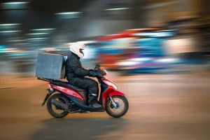 Απεργία σήμερα για delivery, courier και εργαζόμενους με μηχανάκι