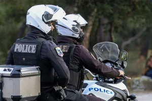 Θεσσαλονίκη: Χτύπησε τη σύντροφό του με σφαλιάρες και την επομένη ημέρα πήγε στη δουλειά της για να της προσφέρει λουλούδια