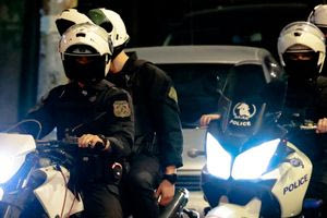 Πυροβολισμοί στα Άνω Λιόσια: «Γάζωσαν» αυτοκίνητο με Καλάσνικοφ