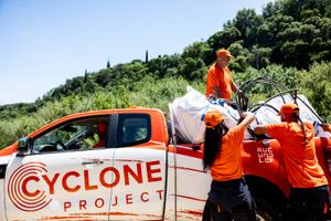 Σαρώνουν τόνους απορριμμάτων από τη στεριά