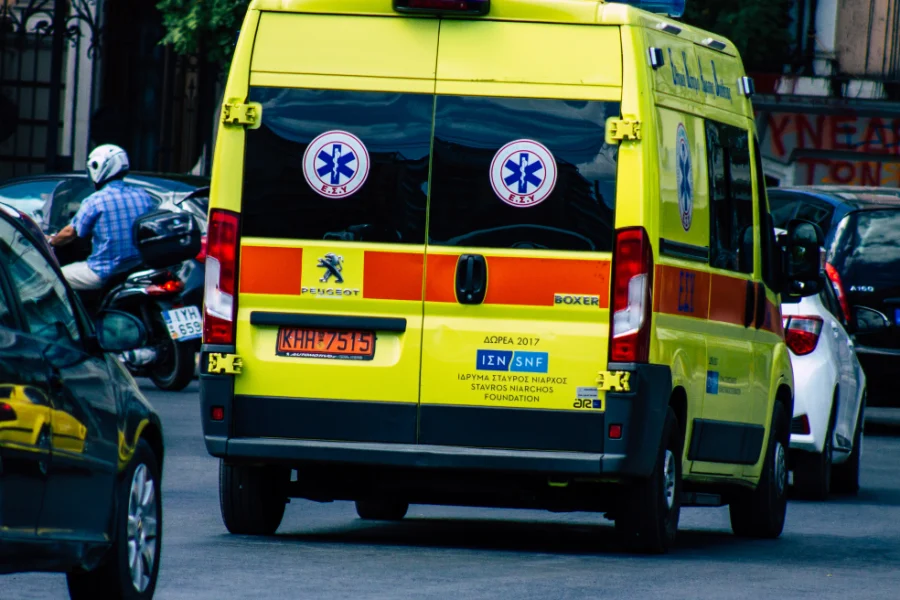 4χρονο παιδί έπεσε σε φωταγωγό πολυκατοικίας στην Αγία Βαρβάρα