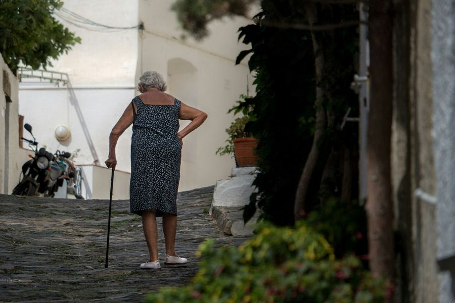 Νέα στοιχεία Eurostat: Η Ευρώπη γερνά και η Ελλάδα μετρά λιγότερα παιδιά και περισσότερους ηλικιωμένους