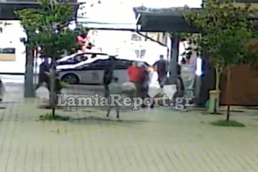 Άγριο επεισόδιο μεταξύ Ρομά στο κέντρο της Λαμίας – Ο ένας χτύπησε τον άλλο στο κεφάλι με μεταλλικό αντικείμενο, δείτε βίντεο