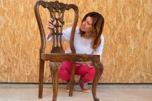 Η γυναίκα που δίνει νέα ζωή σε παλιά έπιπλα