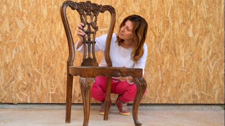 Η γυναίκα που δίνει νέα ζωή σε παλιά έπιπλα
