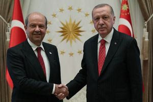 Με καθυστέρηση και υπό βροχή στα κατεχόμενα ο Ερντογάν