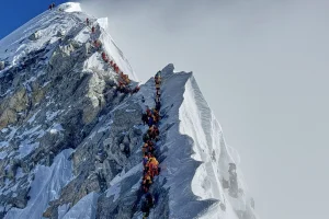 «Μποτιλιάρισμα» και στο… Έβερεστ – Ουρές κάνουν οι ορειβάτες για να φτάσουν στην κορυφή των 8.849 μέτρων