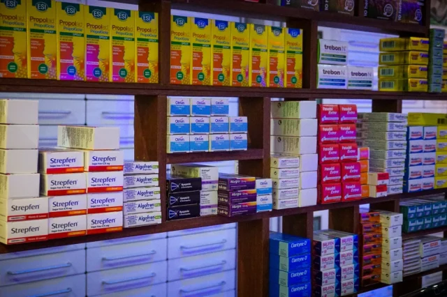 Τα ράφια των φαρμακείων αδειάζουν από αντιικά φάρμακα