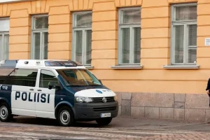 Φινλανδία: Καρέ – καρέ η στιγμή που έφηβος μαχαιρώνει τρία κορίτσια σε σχολείο