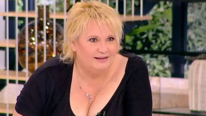 Καίτη Φίνου: Χειρουργήθηκε στο μάτι για εκφύλιση ωχράς κηλίδας