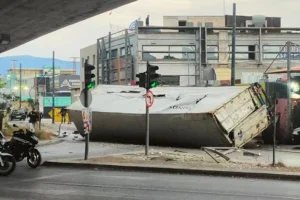 Φορτηγό έπεσε από γέφυρα της Πέτρου Ράλλη και κατέληξε στη Θηβών – Τραυματίστηκε ο οδηγός