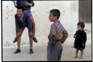 Παιδιά παίζουν σε δρόμο στην Κρήτη το 1964