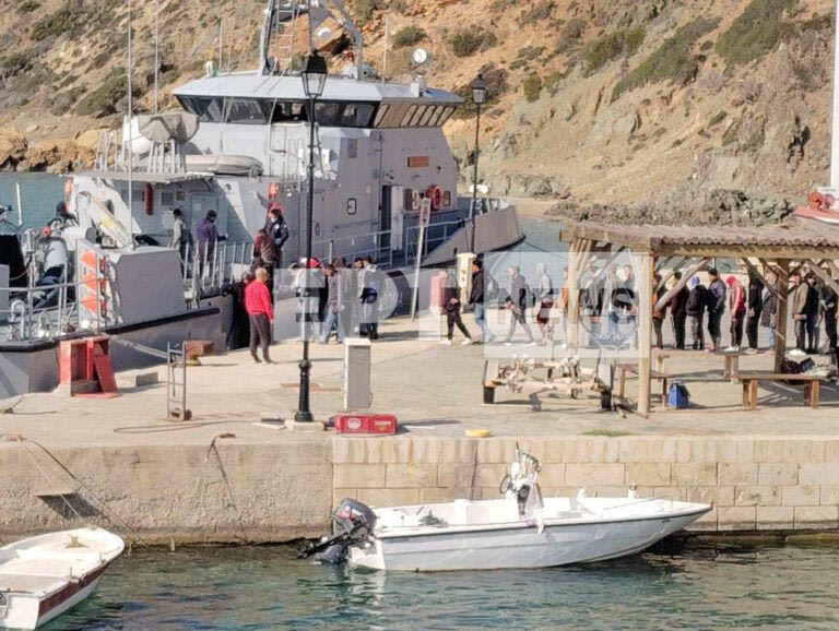 Πέντε σκάφη αποβίβασαν 221 μετανάστες στη Γαύδο