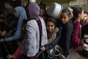 Παιδιά και ηλικιωμένοι πεθαίνουν από ασιτία στη Γάζα