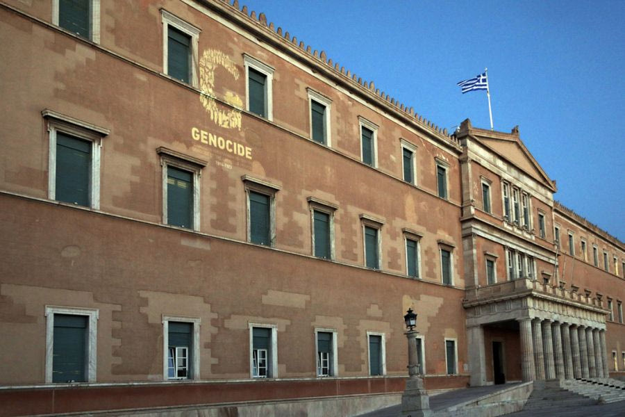 Η Βουλή τίμησε τη Γενοκτονία των Ποντίων φωταγωγώντας το κτίριο