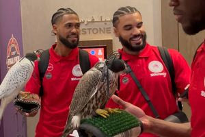 Euroleague: Τι συμβολίζουν το γεράκι, τα μπαστούνια κι ο χορός με τα οποία υποδέχθηκαν στο Άμπου Ντάμπι Παναθηναϊκό και Ολυμπιακό