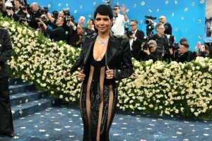 H Χάλι Μπέρι χαρακτήρισε ως «ποίημα» το τολμηρό φόρεμα της