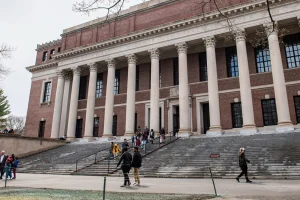 Ο Τραμπ απαγορεύει στο Χάρβαρντ τις εγγραφές ξένων φοιτητών