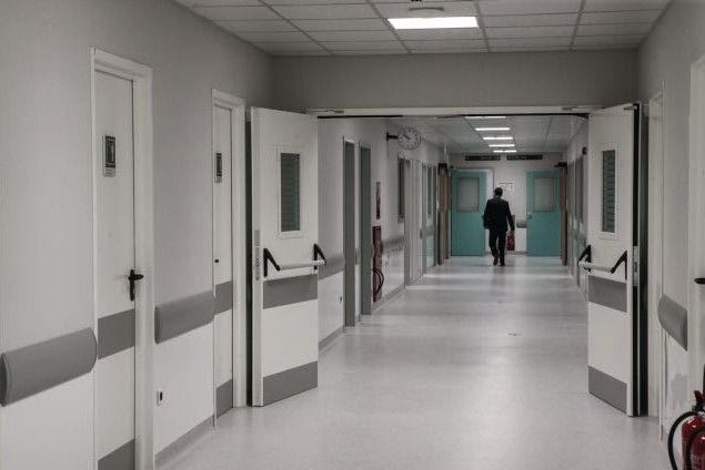 Σοκ στη Λάρισα: Στο νοσοκομείο με σημάδια από τσιγάρο δύο παιδιά – Συνελήφθη η μητέρα τους
