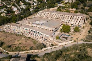 Μπαίνουν μπουλντόζες στο «ξενοδοχείο της χούντας»