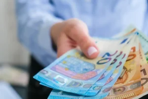 Επίδομα αδείας καλοκαιριού 2025: Πότε πληρώνεται από τους εργοδότες, πώς υπολογίζεται