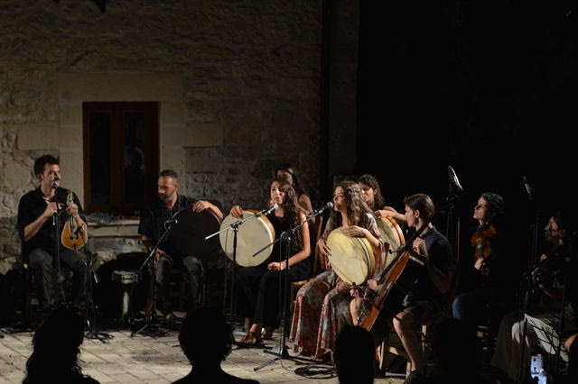 Ένα «Ιδιόρρυθμο» σύνολο ιχνηλατεί την κρητική μουσική των αρχών του 20ού αιώνα