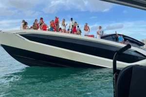 Μαϊάμι: Γιοτ με 32 influencers άρχισε να βυθίζεται – Φόρεσαν τα σωσίβια και συνέχισαν να χορεύουν