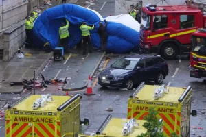 Σε σοβαρή κατάσταση δύο από τους 47 τραυματίες μετά την πτώση αυτοκινήτου σε πλήθος στο Λίβερπουλ – 53χρονος Βρετανός ο δράστης, δείτε βίντεο