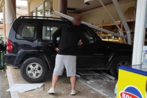 Τζιπ έπεσε πάνω σε τζαμαρία φούρνου στην Κω και τραυμάτισε θανάσιμα μια πελάτισσα – Στο νοσοκομείο και ο σύζυγός της