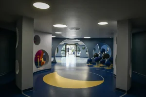 Καλλιθέα: Σε κρίσιμη κατάσταση 7χρονο παιδί που πέρασε μέσα από τζαμαρία