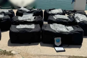 Γλυφάδα: Βρήκαν 194 κιλά κάνναβης σε ταχύπλοο σε παραλία