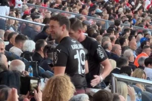 Κασσελάκης και Τάιλερ με φανέλα ΟΦΗ στον τελικό (vid)