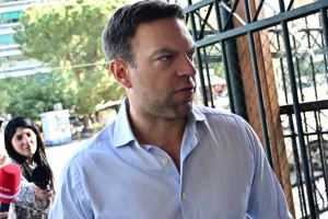 Στα δικαστήρια της Ευελπίδων ο Κασσελάκης για τη δίκη του μετά τη δίωξη για παράβαση του νόμου περί πόθεν έσχες