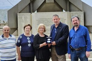 Τίμησαν το κοριτσάκι που φίλεψε τον Καζαντζάκη και τον Κακριδή στο Γερακάρι