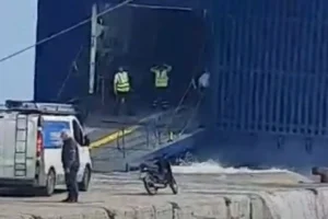 Βίντεο: Έσπασε ο κάβος πλοίου στην Αλόννησο τη στιγμή που επιβιβάζονταν αυτοκίνητα