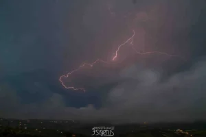 Κεραυνοί, αστραπές και βροντές “έσκισαν” τον ουρανό της Κρήτης τα ξημερώματα (φωτογραφίες + βίντεο)