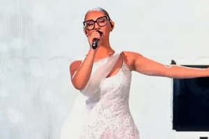 Eurovision: Δείτε την αλλαγή φορέματος της Κλαυδίας στη σκηνή – Διέρρευσε βίντεο από την εμφάνιση της Ελλάδας