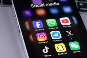 Bloomberg: Ελλάδα, Γαλλία και Ισπανία πιέζουν για επιβολή ηλικιακών ορίων στα κοινωνικά δίκτυα