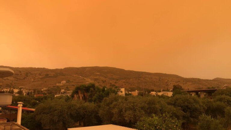 Χανιά: Απόκοσμο σκηνικό από την αφρικανική σκόνη – “Κοκκίνισε” ο ουρανός