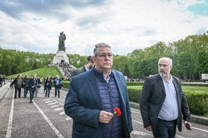 Κουτσούμπας στο Βερολίνο: 80 χρόνια από την Αντιφασιστική Νίκη των Λαών, κρατάμε τη φλόγα αναμμένη