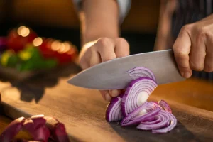 Κόβεις λάθος τα κρεμμύδια: Επιστήμονες αποκαλύπτουν πώς να το κάνεις χωρίς δάκρυα