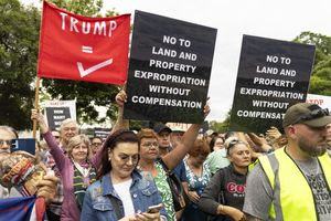 Ντόναλντ Τραμπ: Χορηγεί καθεστώς πρόσφυγα σε λευκούς Νοτιοαφρικανούς